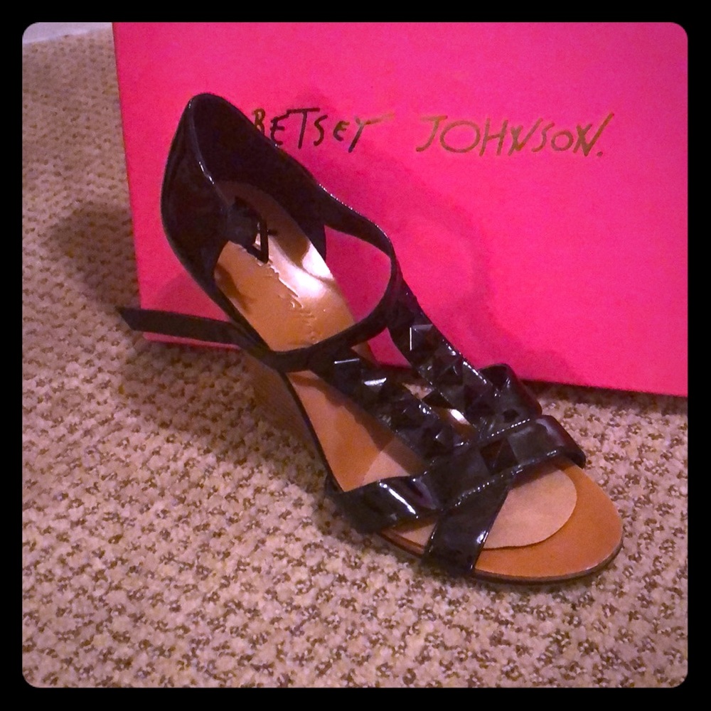 Betsy Johnson Wedge